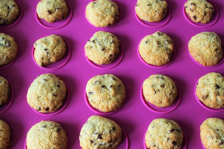 Die Schoko-Cookies auf der Matte erkalten lassen.