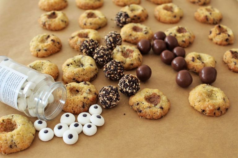 Es kann los gehen: Schokocookies mit Mulden drin, Augen, Schokokugeln, Schokolade!