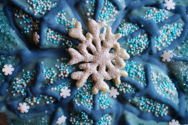 Diese Schneeflocke habe ich mit weißer Schokolade gespritzt und dann mit essbarem Glitzerpuder überzogen