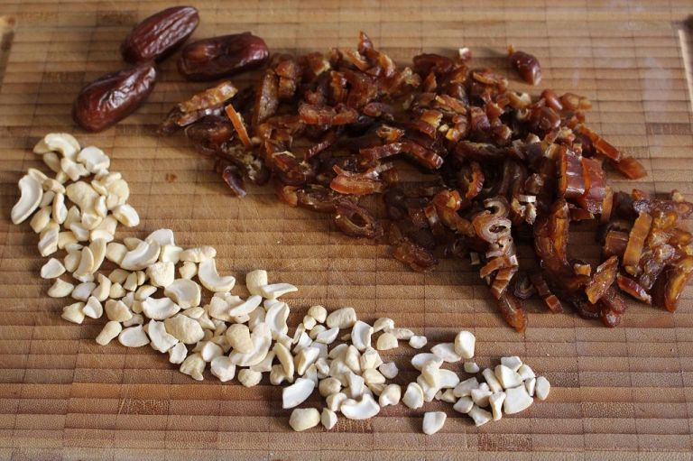 Tipp: Hackt die Datteln mit der Hand statt euren Mixer zu ruinieren. Bei den Cashews könnt ihr auch Bruch kaufen. Er ist günstiger und ihr brecht sie ja eh.