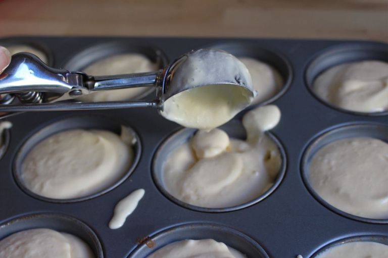 Je nach Füllmenge reicht der Teig für 12 bis 15 Käseküchlein