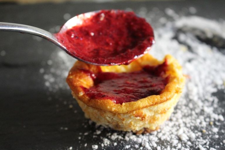 Die kleinen Mulden mit Püree füllen. Kalt stellen oder direkt essen.