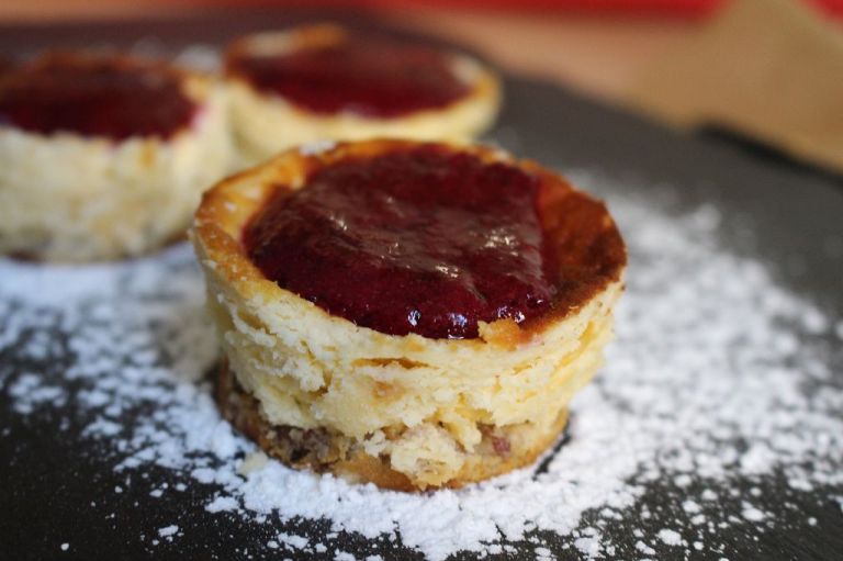 Käseküchlein mit Dattel und Cashewboden - tadaaa