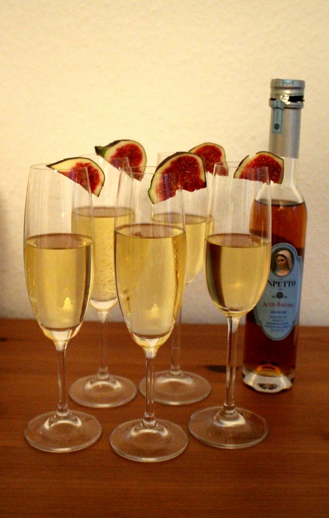 Startet mit einem Aperitif. Das muss nicht immer ein Aperol Spritz sein - habt ihr mal Sekt mit einem fruchtigen Balsam Essig probiert? Definitiv etwas ungewöhnlich köstliches, mit dem ihr den Abend richtig startet. (Hier: Feige von InPetto)