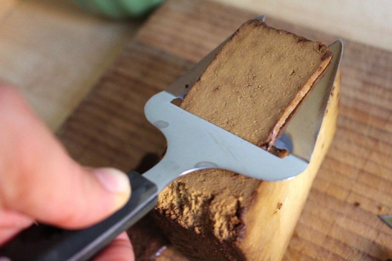 Räuchertofu gibt es in vielen Supermärkten, wie Alnatura oder Rewe. Er hat einen leckeren Geschmack, der Speck nahe kommt und ist ganz anders, als Natur-Tofu. Hier nutze ich einen Käseschneider, aber noch besser wird das Ergebnis mit einem Sparschäler.