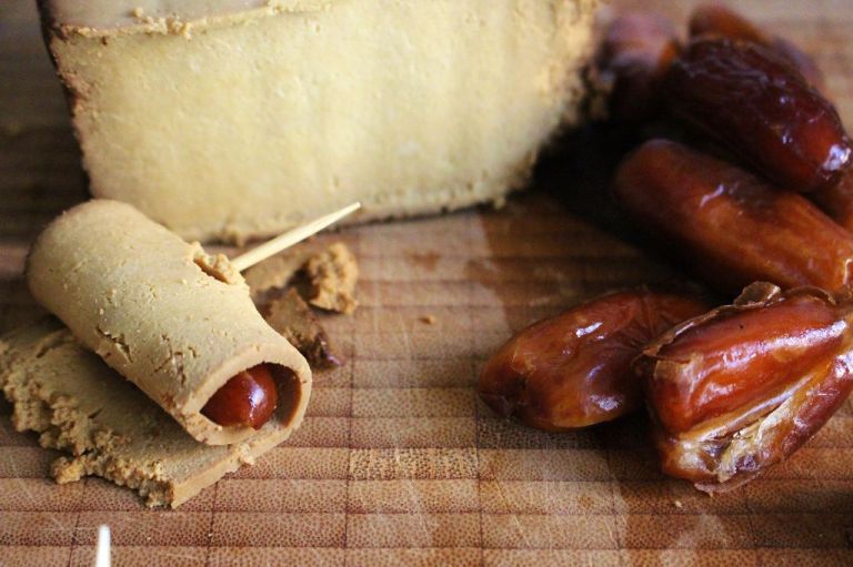 Wenn ihr die Scheiben vom Tofu schön dünn haltet, brechen sie nicht so leicht.