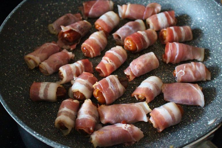 Kleiner Tipp: Wenn ihr die Datteln im Speckmantel in der Küche macht, macht ein Fenster auf und die Tür zu, denn sie riechen gut, aber stark