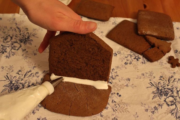 Wenn ihr keine Spritzbeutel zuhause habt, nehmt einen Gefrierbeutel und schneidet vorne ein kleines Loch rein. Klappt auch super.