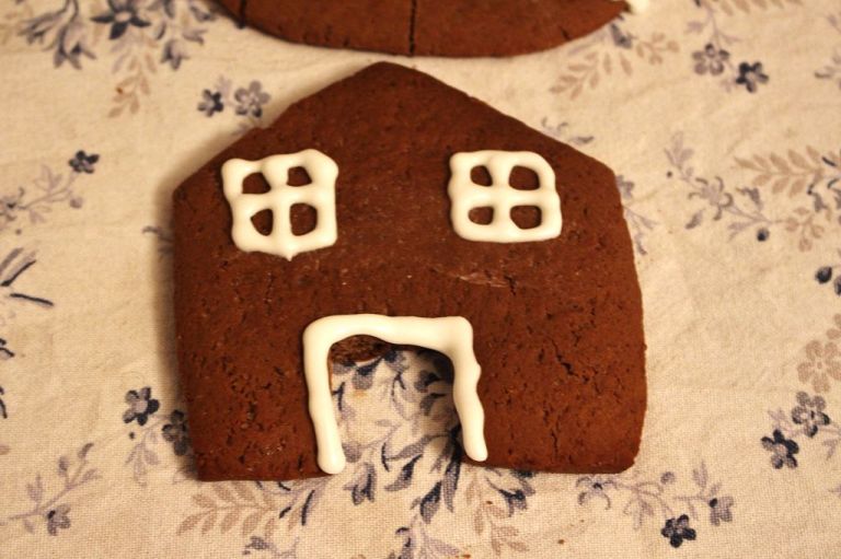 Tipp: Die Vorderseite lässt sich am einfachsten dekorieren, bevor sie steht.