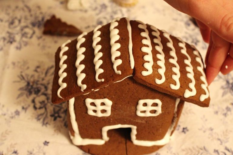 Das Dach gibt dem Haus Stabilität, aber klebt es gut fest