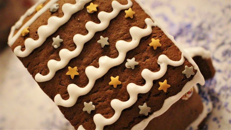 Mini sehr wenig Guss könnt ihr noch Deko-Streusel zum Verschönern ankleben