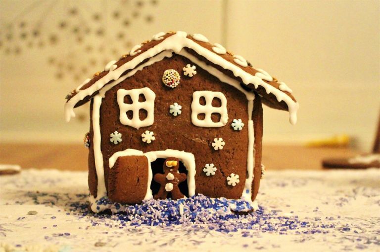 Fertig! Herzlichen Glückwunsch, ihr habt euer eigenes Lebkuchenhaus gebacken