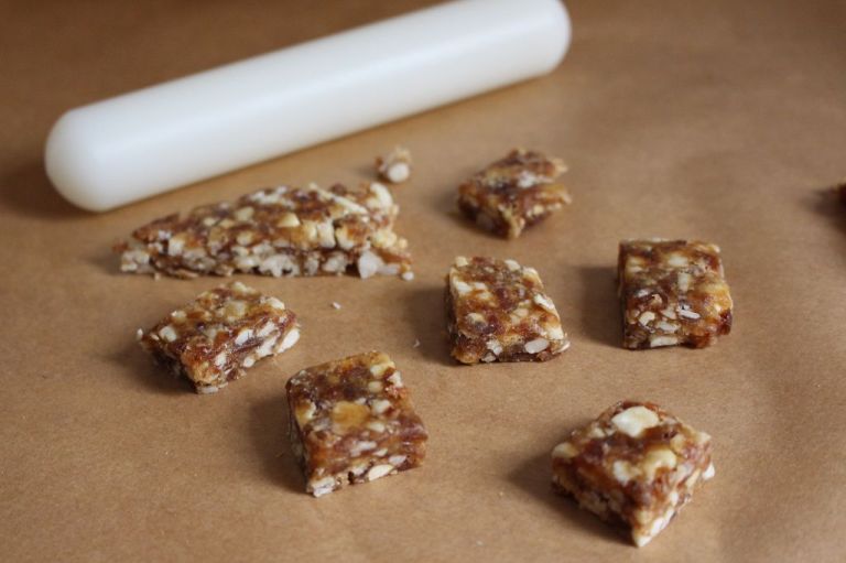 Schritte 1.) Das Gemisch ist schon weich, aber etwas klebrig. Rollt es deshalb zwischen zwei Streifen Backpapier aus.