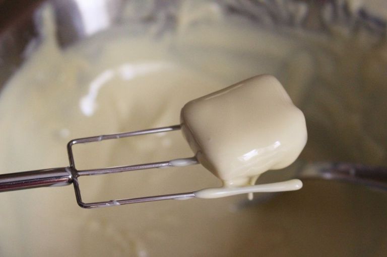 Eine Pralinengabel hat sehr dünne Arme sodass die Schokolade ideal abtropfen kann. Aber auch eine normale Gabel tut es notfalls.