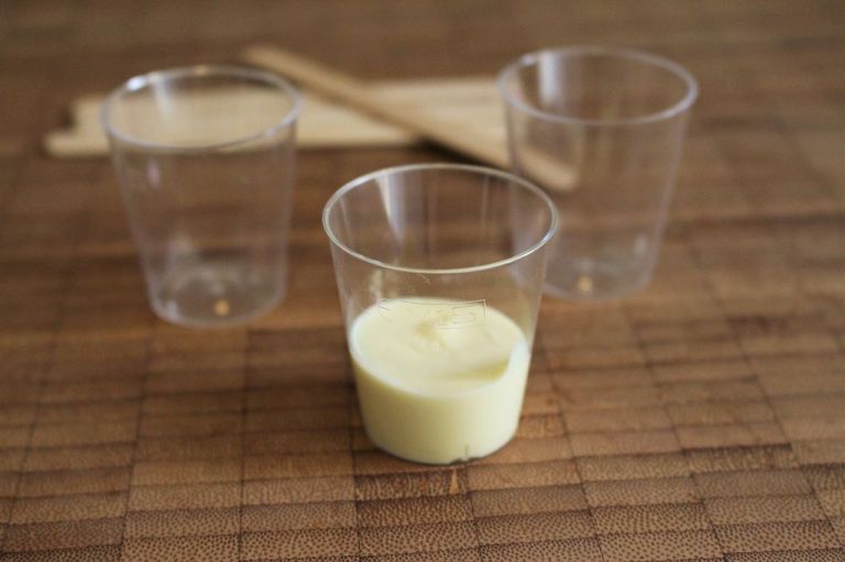 Durch kurzes Klopfen auf den Boden wird die Schokolade schön glatt. Ihr könnt sie aber für Muster auch schwenken.