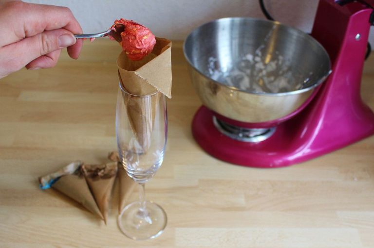 Tipp: Ich verwende gerne selbstgemachte Spritztüten aus Backpapier für so kleine Mengen.