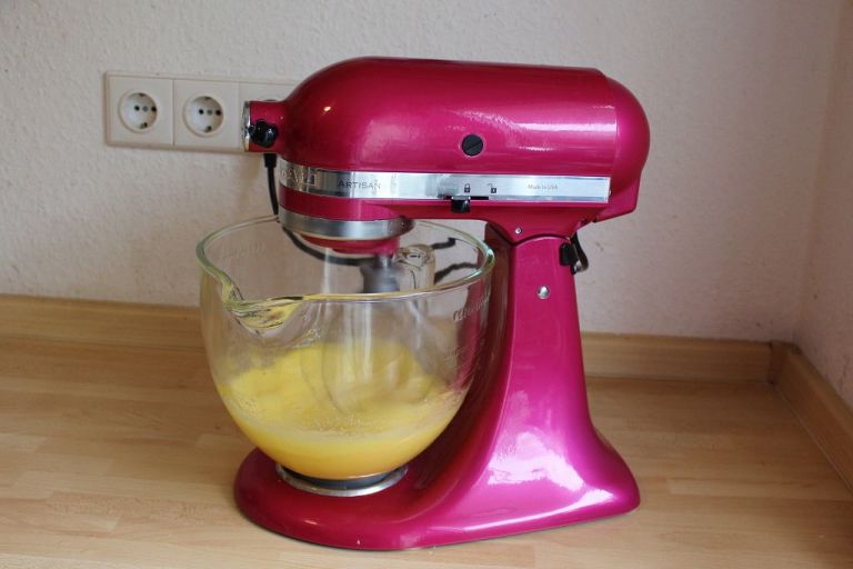 Tipp: Ein Biskuit wird erst richtig luftig, wenn ihr Eier und Zucker schön aufschlagt.