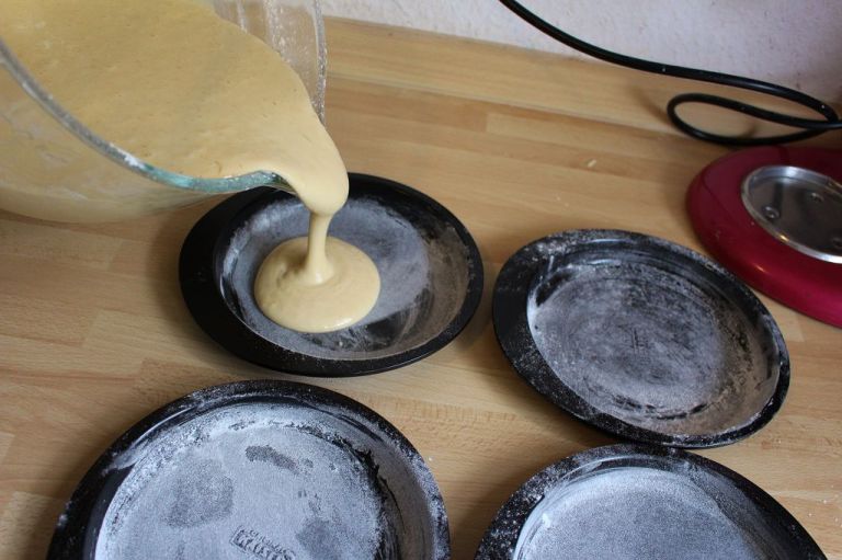 Tipp: Für Schichtkuchen kann ich diese einzelnen Backformen wirklich sehr empfehlen. So ist der Kuchen schön durch und es bildet sich kaum eine Kuppel zum Abschneiden.