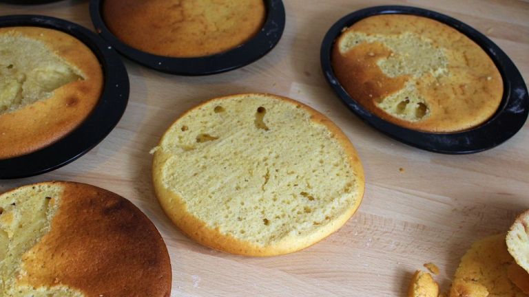 Tipp: Falls sich doch eine kleine Kuppel gebildet hat, einfach abschneiden. So ist der Kuchen später nicht schepp.