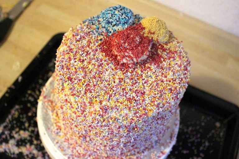 Tipp: Wer möchte, kann mit übriger Creme auch noch 2-3 kleine Hauben oben drauf setzen. Sie sehen schick aus und geben den Mikado-Feuerwerken nochmal Stabilität.