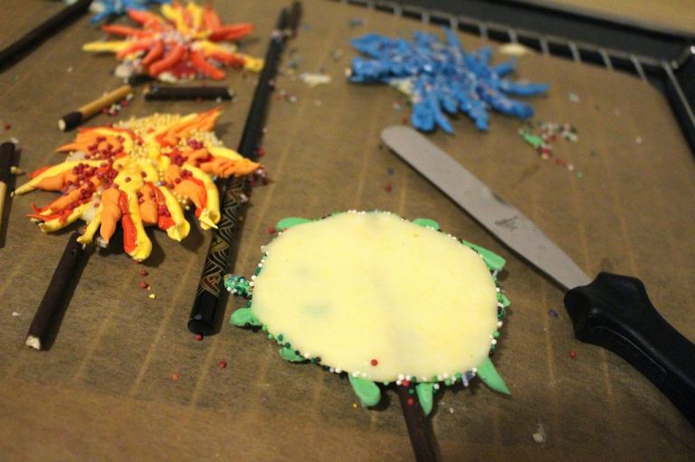 Tipp: Beim Lösen am Besten mit einem Kuchenspaten oder einem großen Messer von unten das Feuerwerk lösen. Der Guss-Fladen sorgt für Stabilität.