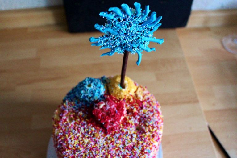 Tipp: Mikados haben im Gegensatz zu z.B. Salzstangen den Vorteil, dass sie nicht so schnell aufweichen. Trotzdem - steckt sie erst zum Schluss kurz vor dem Servieren drauf.