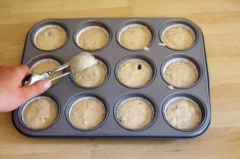 Muffingröße: Ihr seht, in einem Standard-Blech kommen die Muffinförmchen nicht einmal oben an den Rand. Sie sind also relativ niedrig.