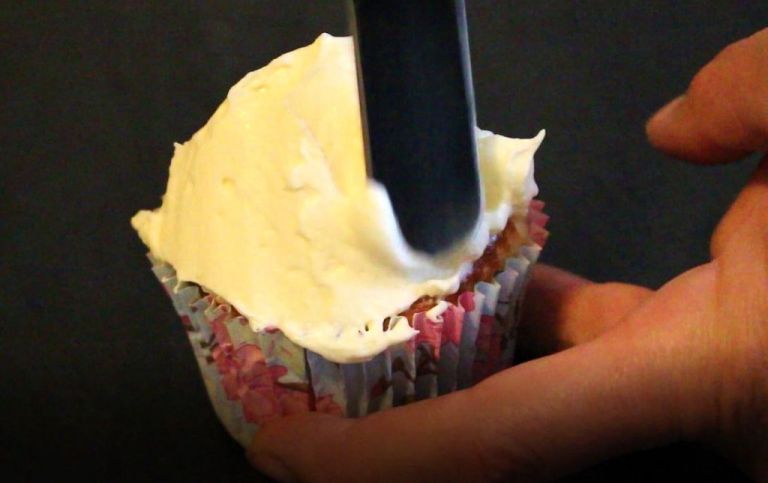 Damit die Buttercreme nicht läuft, sollten Cupcake und Marmelade vollständig ausgekühlt sein.