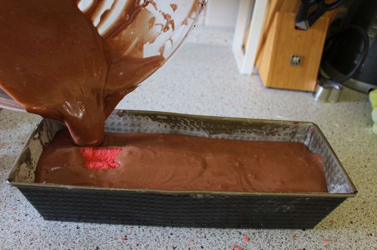 Ganz vorsichtig den Teig drauf geben und nicht mehr glatt streichen, sonder verrutschen die Herzen.