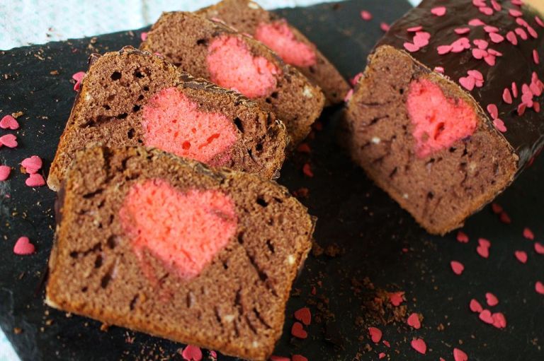 Wie ihr seht, ist das Herz bei mir im Kuchen vor allem in der Mitte nach oben gewandert, weil der Kuchen aufgeht.