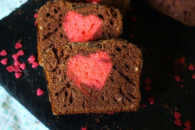 Schönheitsfehler: Je nach Stück werdet ihr merken, dass es ein zwei kleine Schönheitsfehler geben kann. Hier zum Beispiel hatte das Herz eine Luftkammer, in die etwas Schoko-Teig gekommen ist. Aber mal ehrlich...wer hat nicht gerne ein wenig Schokolade im Herzen ;-)