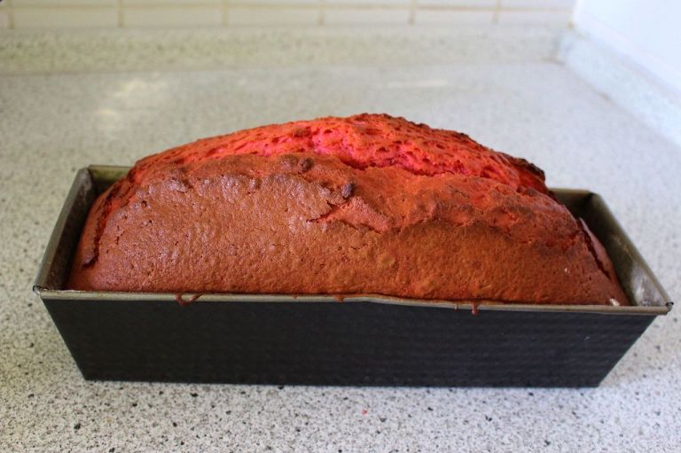 Sieht ein bisschen aus wie ein roten Brot. Wundert euch nicht, ich hatte minimal mehr Teig gemacht, weil ich noch Herzen für ein anderes Rezept brauchte. Eurer wird etwas niedriger sein. 