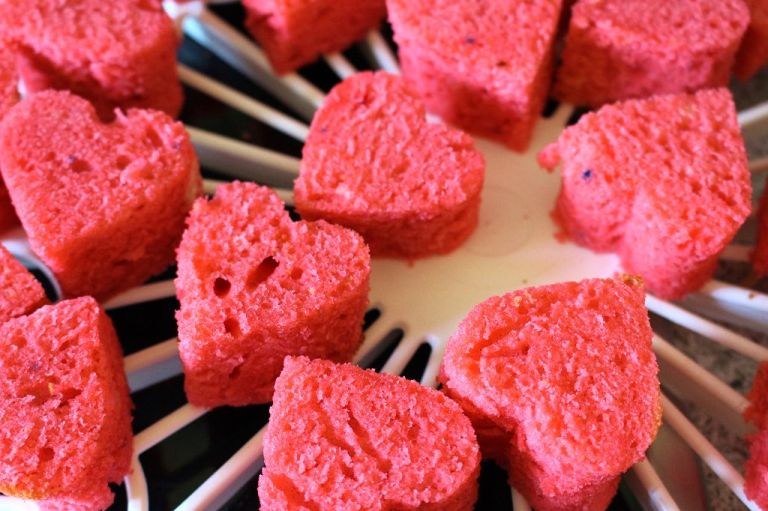 Je nach Form kann es sein, dass ihr mehr Herzen am Ende habt - leider kann ich den Teig nicht auf weniger als ein Ei runterrechnen :-)