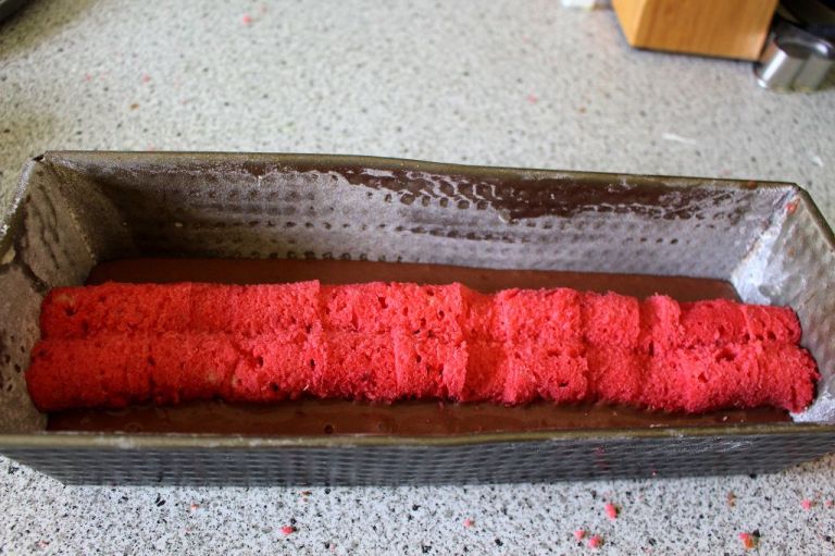 Die Herzen schön dicht aneinander geben und möglichst mehrere auf einmal in den Teig legen.