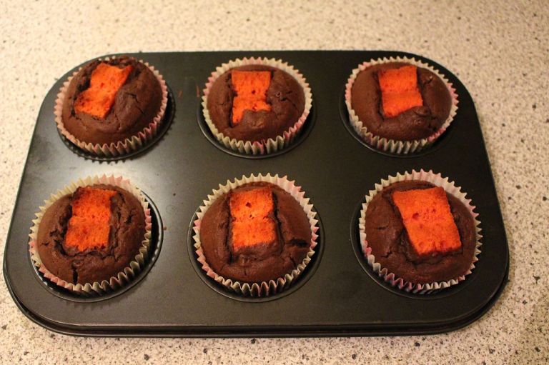 Tipp: Richtet die Cupcakes alle gleich aus, denn wenn sobald ihr sie mit Sahne dekoriert habt, wisst ihr nicht mehr wie ihr sie anschneiden müsst, damit man das Herz sieht.