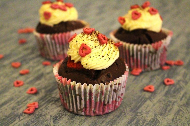 Tipp: Damit man den Cupcake an der richtigen Stelle anschneidet, habe ich mir mit der Ausrichtung des obersten Zuckerherz markiert, wo "vorne" ist beim Cupcake.