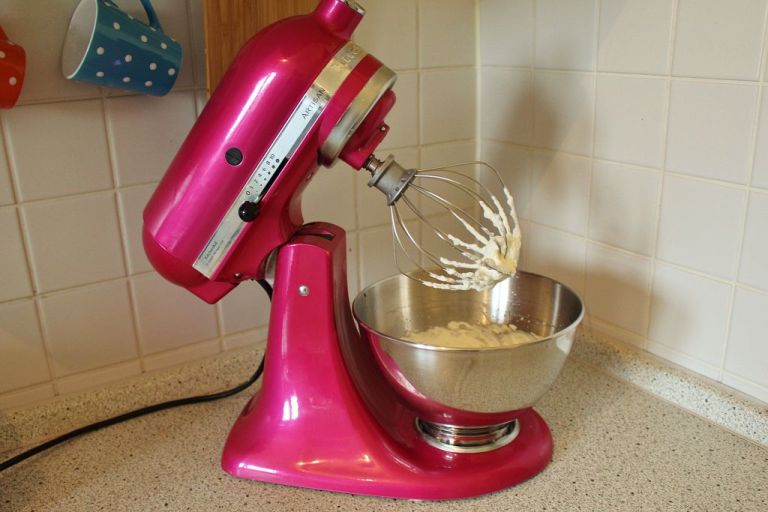 Ihr könnt auch H-Sahne verwenden, solange sie gut gekühlt ist. Schlagt die Sahne so lange, bis ein Messerschnitt darin sichtbar bleibt. 