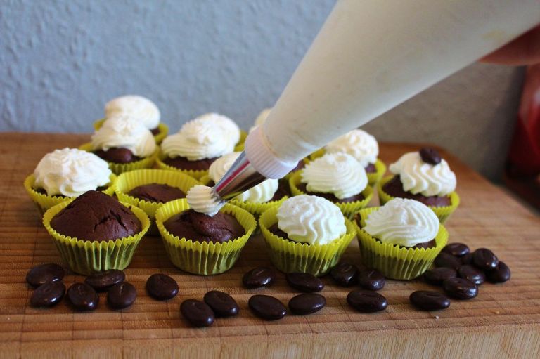 Achtung: Sahne verzeiht es euch nicht, wenn die Küchlein noch warm sind. Also - gut abkühlen lassen!