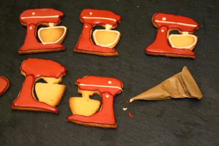 Ist der innere Guss angetrocknet, kann man mit dem festeren Guss Details aufmalen.