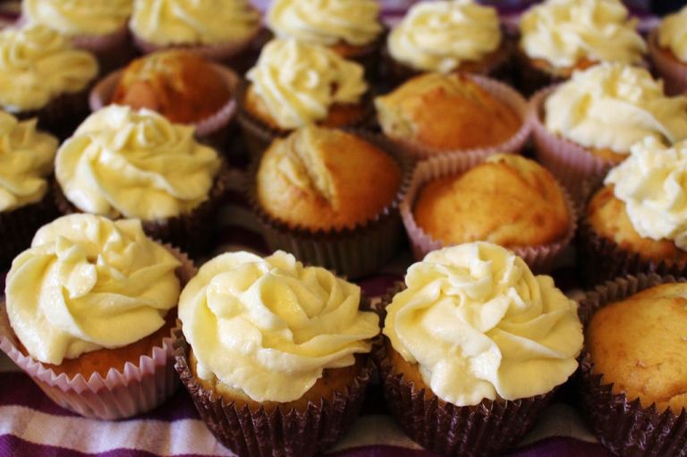 Bei mir waren die Kekse übrigens als Krönchen für diese Cupcakes gedacht.
