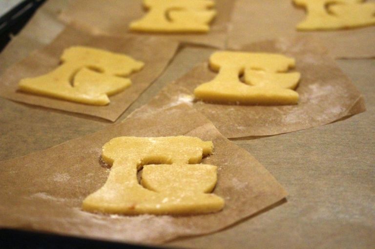 Die kleinen Kitchenaid Artisans haben noch mal gekühlt, bevor ich sie gebacken habe. Das stellt sicher, dass die Butter darin nicht verläuft, bevor der Keks backt.