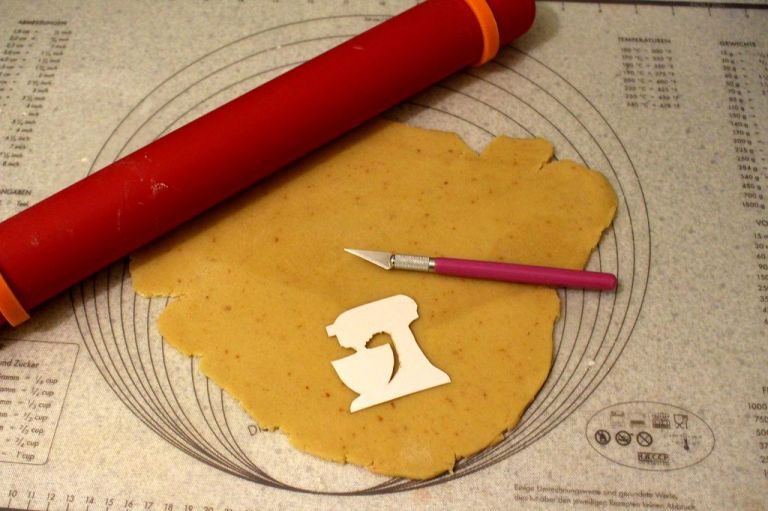 Ein Food-Cutter ist eine große Hilfe, aber nicht zwingend nötig. Ein normales Messer tut es auch. Vorsicht aber - legt euch ein Brettchen unter!