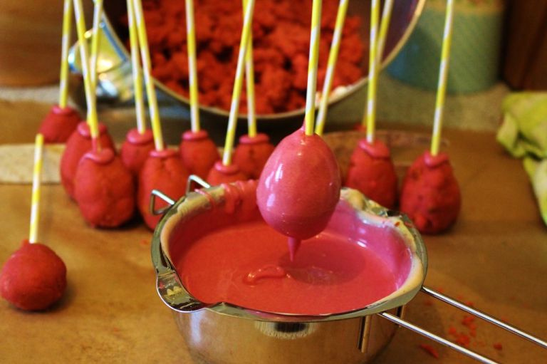 Lasst die Cake Pops gut abtropfen. Achtung - Cake Melts trocknen schön schnell.