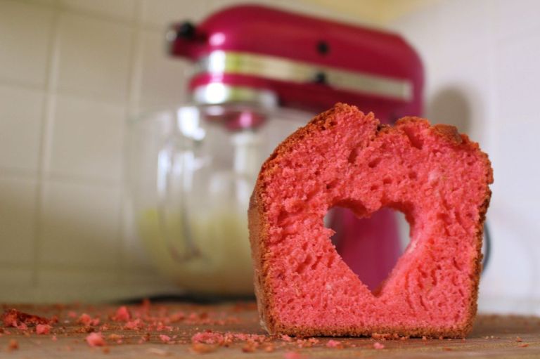 Meine Cake Pops hier sind übrigens rot, weil sie aus den Resten dieses Kuchens sind.