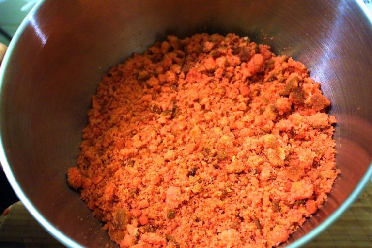 Den Teig gut zerkrümeln 