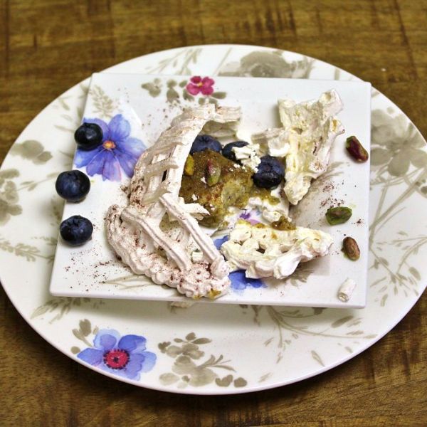 Pistaziencreme mit Baiser-Gitter