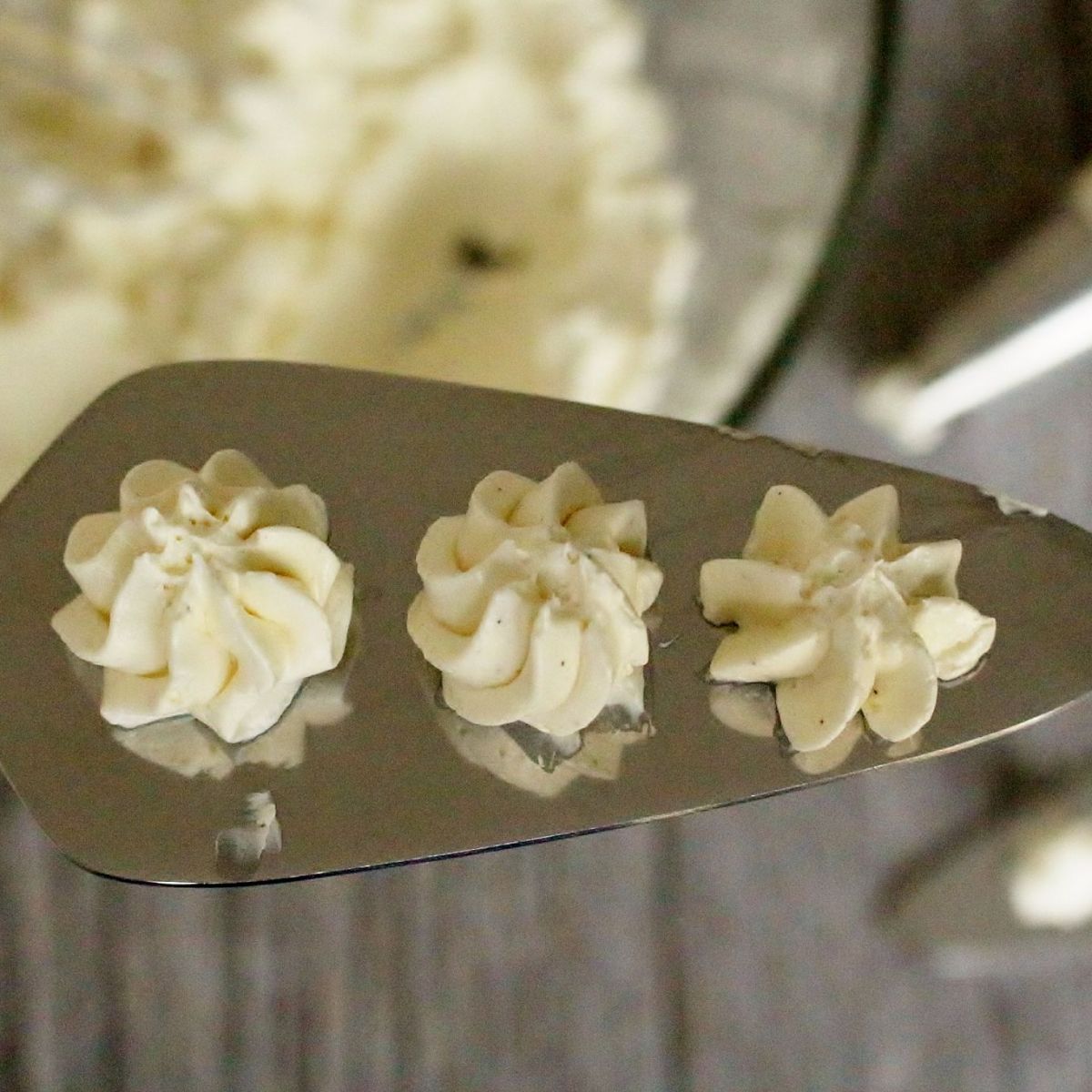 Swiss Meringue Buttercreme (Eiweiß-Buttercreme)