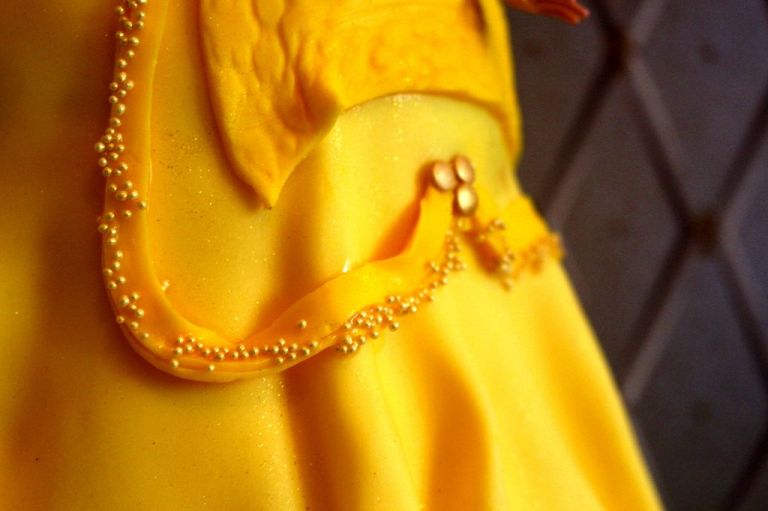 Wenn ihr goldene Deko-Elemente habt, bringt diese an - es macht optisch einen großen Unterschied.